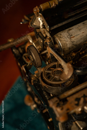 Quadro su tela Vertical Extreme Close Up of Vintage Typewriter Platen Knob and Ribbon Spool