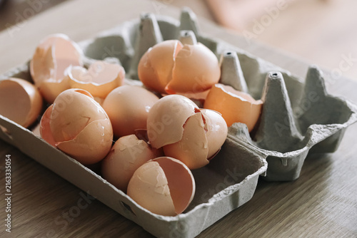 Canvastavla Broken eggshells fill cardboard egg carton