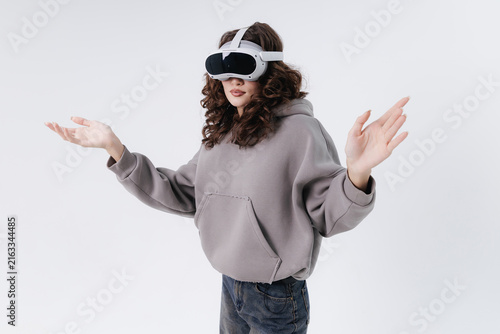 фотографія Young asian female experiencing virtual reality with vr headset