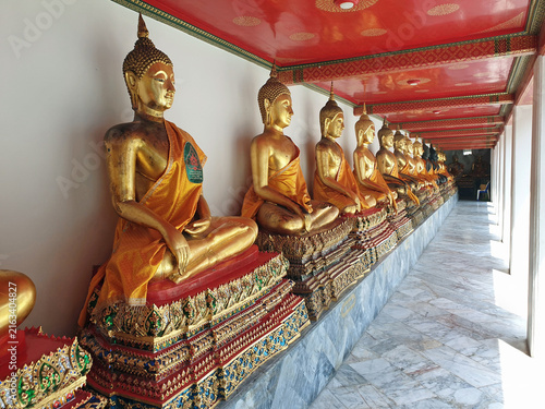 Obraz na płótnie golden buddha statues at wat pho temple in Bangkok