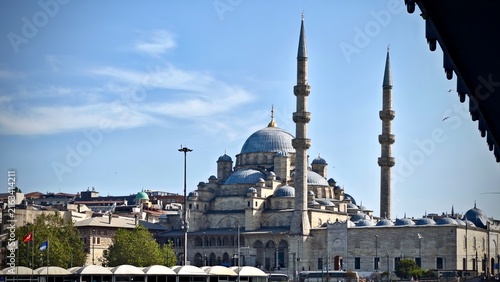 Obraz na płótnie New Mosque, known as Yeni Camii, is an Ottoman imperial mosque located in Istanbul, Turkey