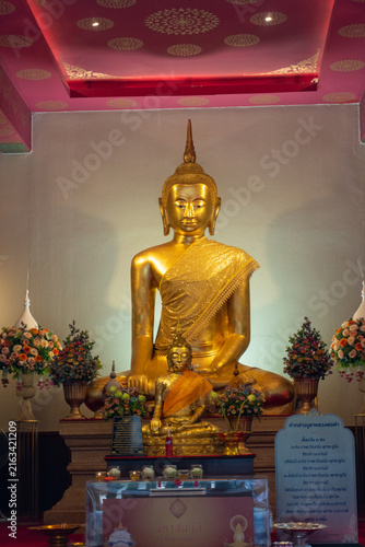 Photography Small golden Buddha in a temple in Bangkok, Thailand.