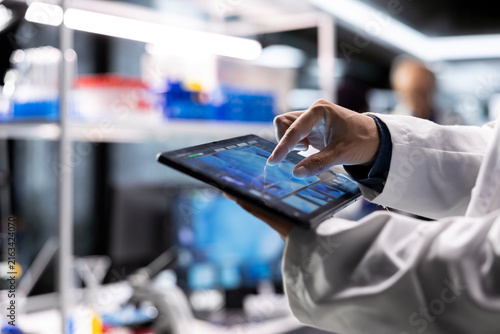 Cuadro en lienzo Close up of a tablet used to analyze chemical data during lab work, supporting medical discovery with bioscience and molecular research tools