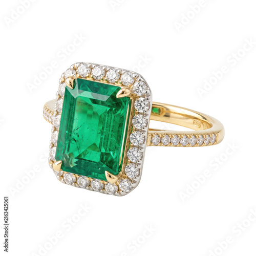 Konstfotografi Elegant emerald and diamond halo ring in yellow gold