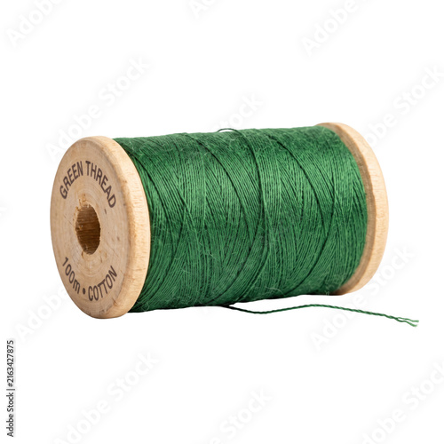 Cuadro en lienzo Green cotton thread on a wooden spool for sewing and crafts
