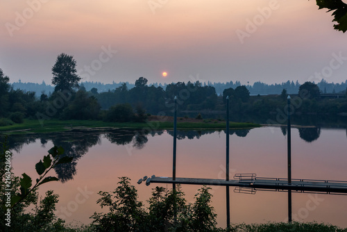 Foto Misty sunset over Willamette River in Salem, Oregon