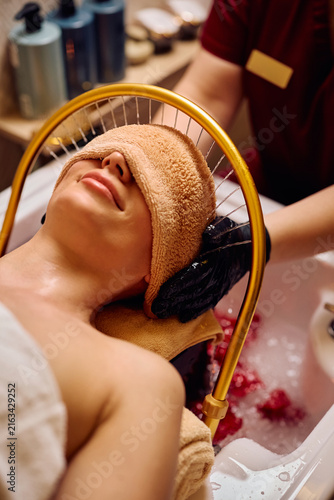 Fotografía Relaxed woman with warm towel over her eyes enjoying in Japanese hair spa treatment