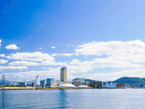 Naklejka フェリーから眺める高松港の都市景観 香川県の高松市