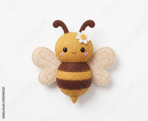 Abeja tierna de fieltro kawaii con alas y rayas sobre fondo transparente