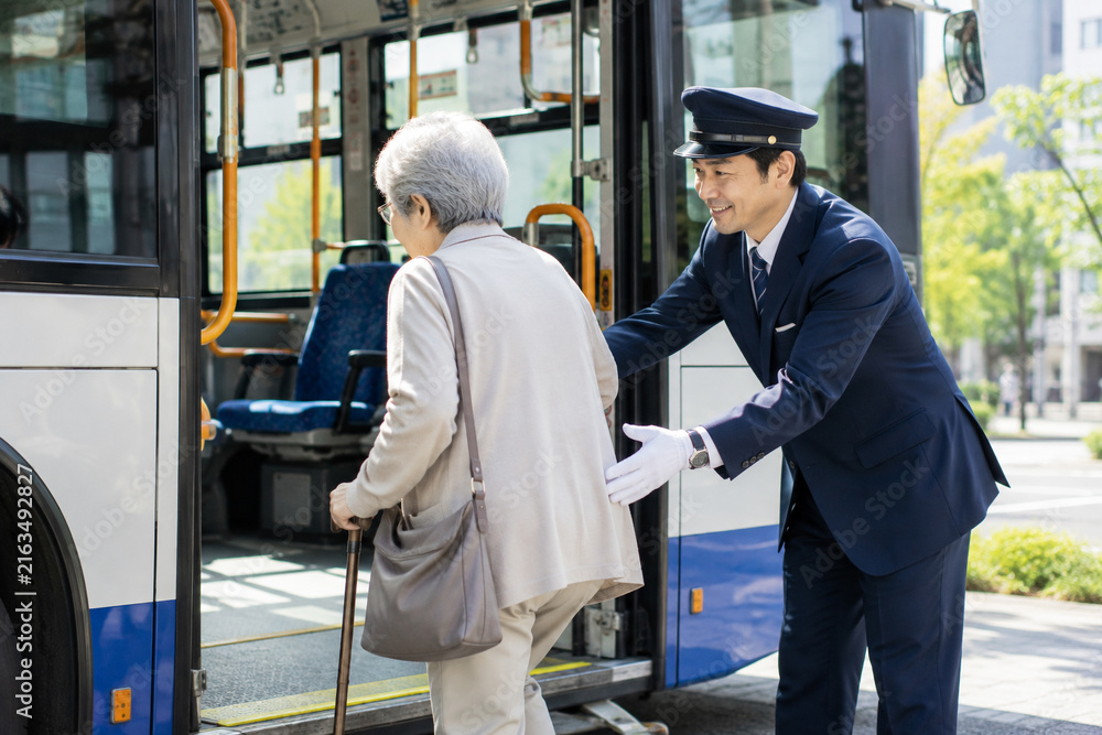 Fototapeta premium バス運転手が高齢女性をやさしく介助