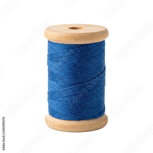 Fotografía Blue thread wound on a wooden spool isolated on a white background