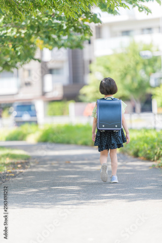Plakat 通学路を歩くランドセル姿の小学生の後ろ姿