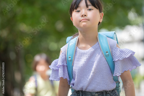 Plakat 小学校に通う登下校中の小学生の女の子