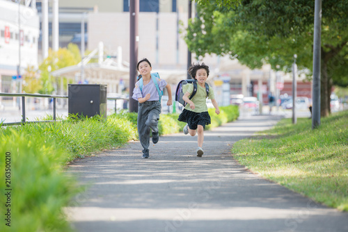 Plakat 通学路の歩道を走るランドセル姿の子供たち