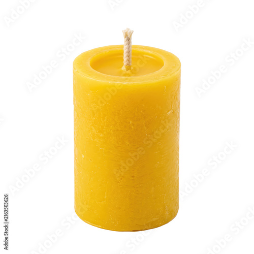 Foto Natural beeswax pillar candle with a simple cotton wick isolated on white
