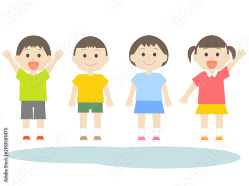 半袖のTシャツを着た笑顔でかわいい幼い子供たちのイラスト_男の子と女の子