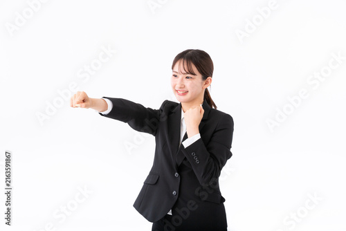パンチをするスーツの若い女性