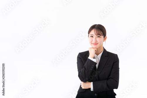 楽しいことを考える若いスーツの女性
