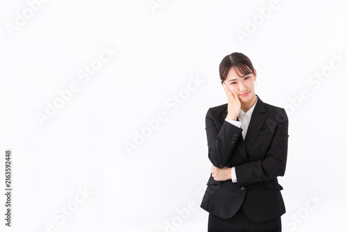悩む若いスーツの女性