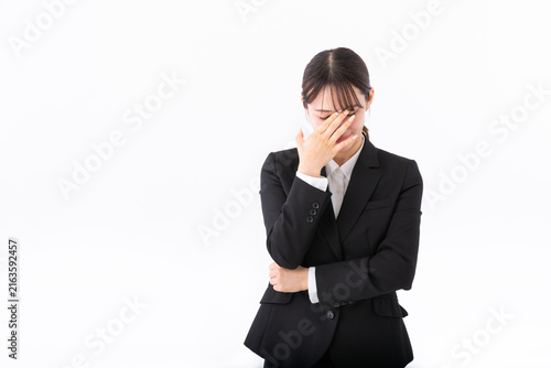 疲れた若いスーツの女性