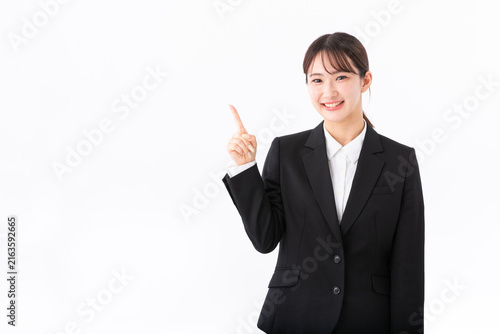 指をさす若いスーツの女性