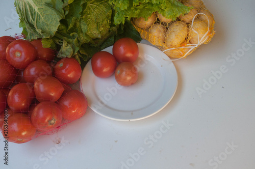 Foto close-up of tomato  , potato and lettuce