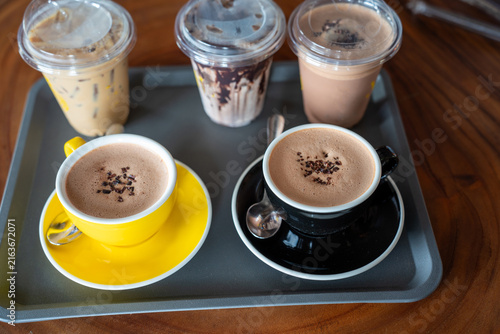 Foto diverse selection of hot and iced coffee and chocolate beverages served on a gre