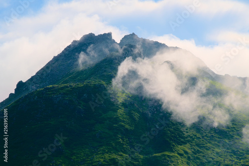 Fotografie 山形県の鳥海山、中腹から望む新山