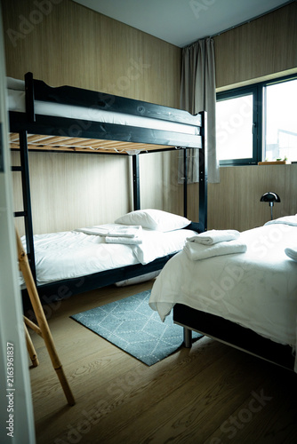 Fotografía Modern hostel room with a bunk bed and fresh linens