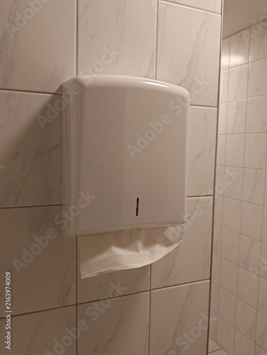 Fotografía Papierhandtuchspender in einer Toilette