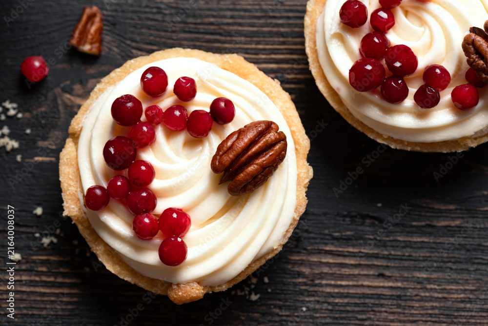 Naklejka premium Mini tartlets with mascarpone, cranberry and pecan nuts