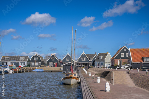 Фотография Marken is a peninsula connected by a causeway to the waters of Lake Ijssel, in the Netherlands, located in the municipality of Waterland in the province of North Holland