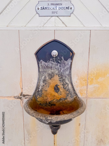 Obraz na plátně Fountain in Karlovy Vary serving mineral water to visitors