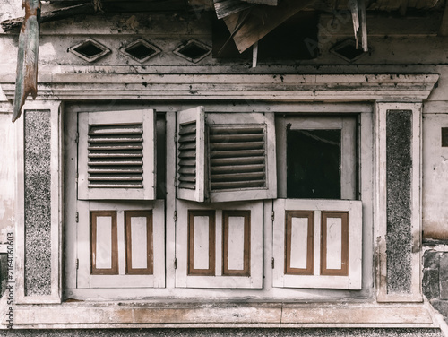 Canvas Print Detailed view of old and dilapidated traditional wooden windows in Java