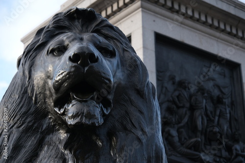 Canvastavla Massive bronze lion statue standing guard in historical London city square