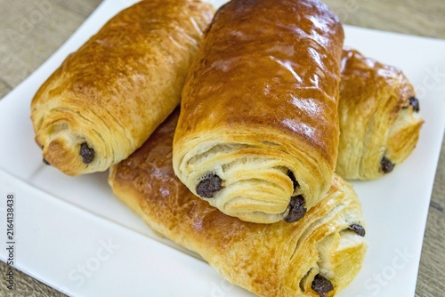 Pains au chocolat frais, dorés et croustillants
