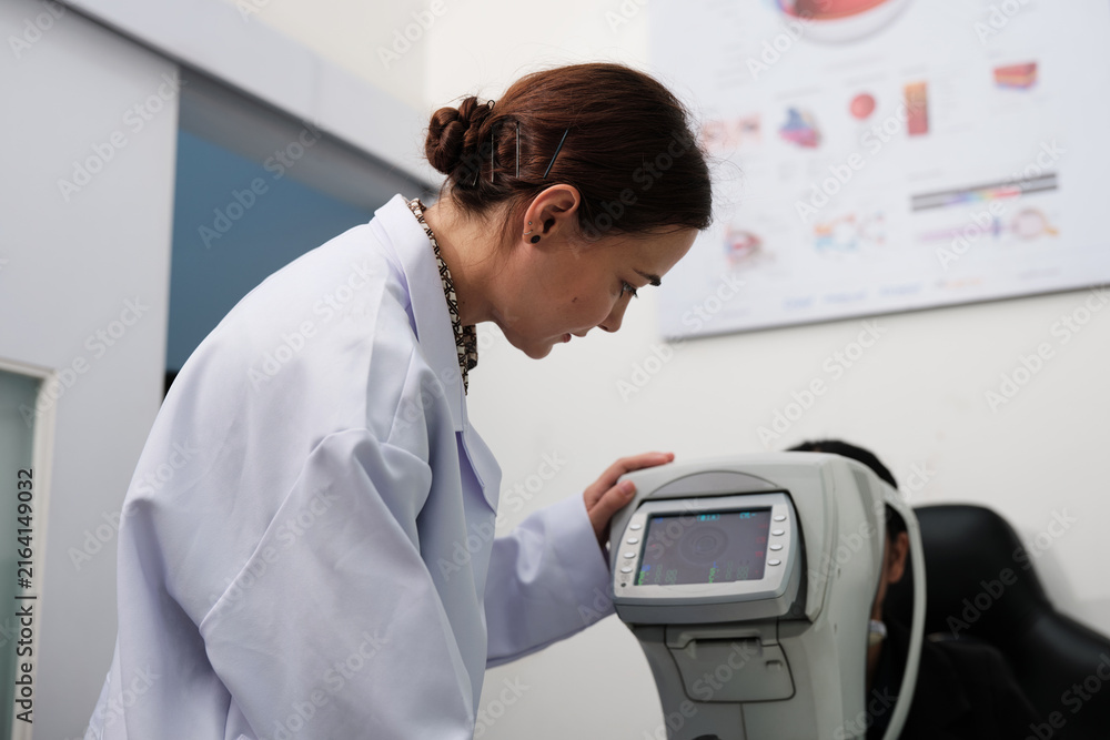 Obraz premium Female patient eye exam with refractometer device, vision and eyesight improvement by expert optometrist woman, diagnostic for eyeglasses lens, professional technology services in optical clinic.