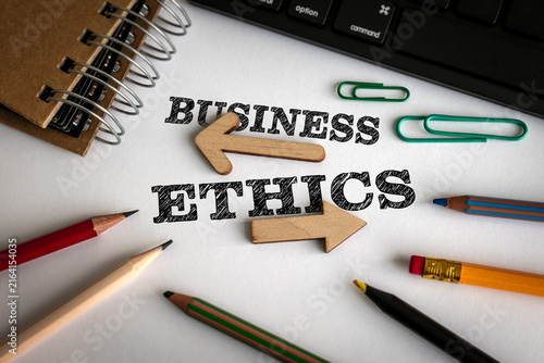 Canvastavla BUSINESS ETHICS Concept with Direction Arrows and Office Supplies