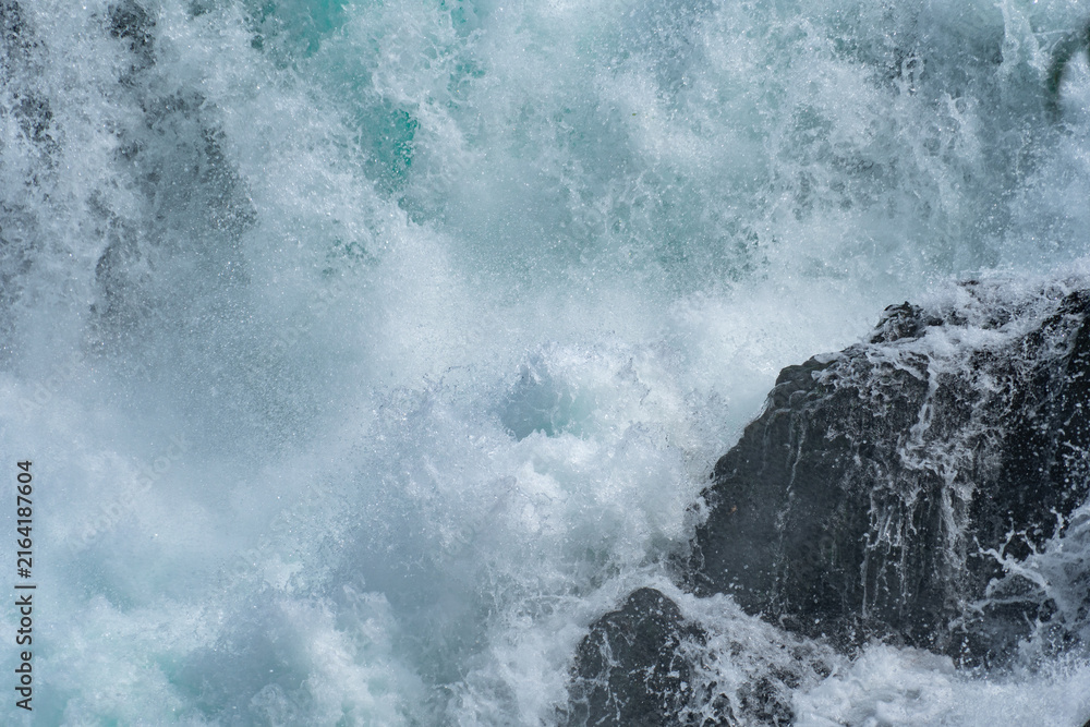 Obraz premium water flowing over rocks