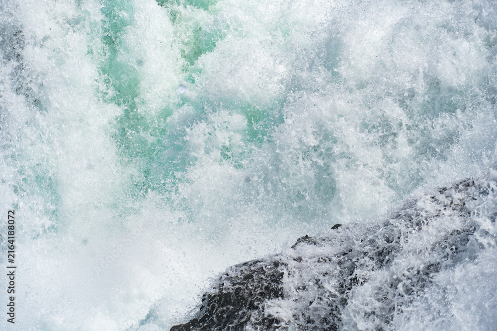 Obraz premium waves on the rocks