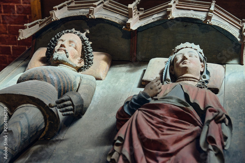 Foto Medieval tomb effigies of duke and duchess historical monument in Doberaner Muen
