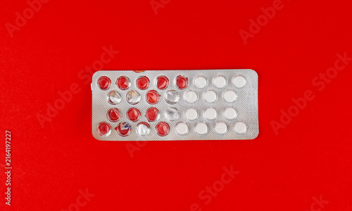 Foto Pill Blister on Color Background, Silver Medicine Capsule Package, Drugs Packagi