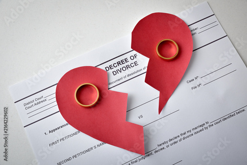 Cuadro en lienzo Broken Heart With Wedding Rings And Divorce Papers