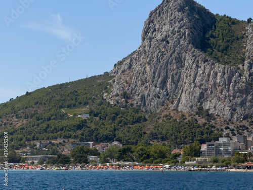 Foto Rocky mountain rising directly above an Adriatic town