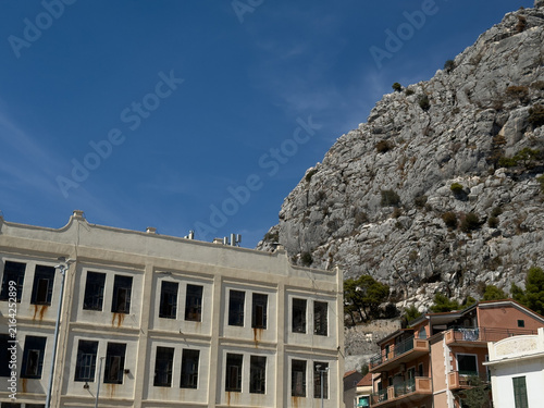 Foto Historic Mediterranean building beneath a limestone cliff
