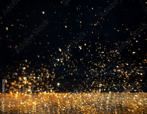 Cuadro en lienzo Sparkling water droplets capture light in a dark setting