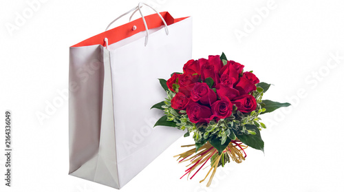 Bild auf Leinwand Elegant White Shopping Bag with a Beautiful Bouquet of Red Roses