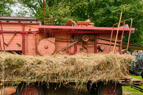 Foto Agricultural heritage and harvest festival in Orvelte Netherlands vintage thresh