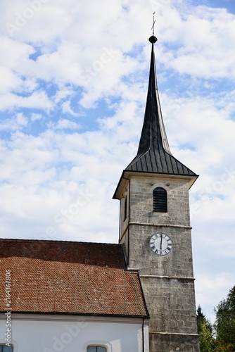 Cuadro en lienzo Clocher d’église en pierre avec horloge sous un ciel nuageux