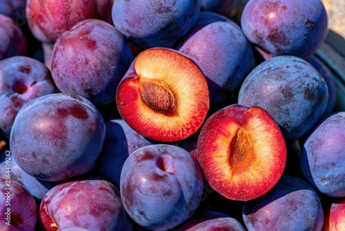Obraz na płótnie Vibrant plums gleam under soft sunlight
